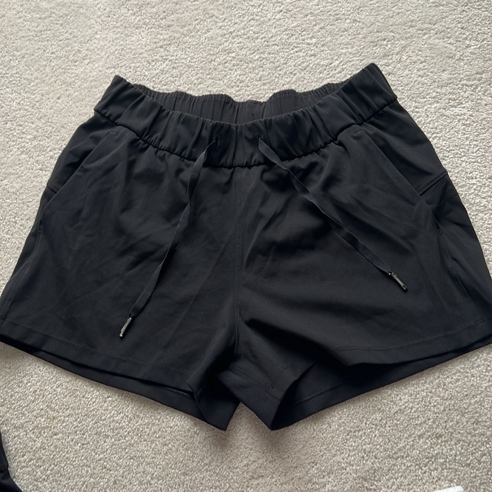 Lululemon on the fly mid-rise short 2.5”